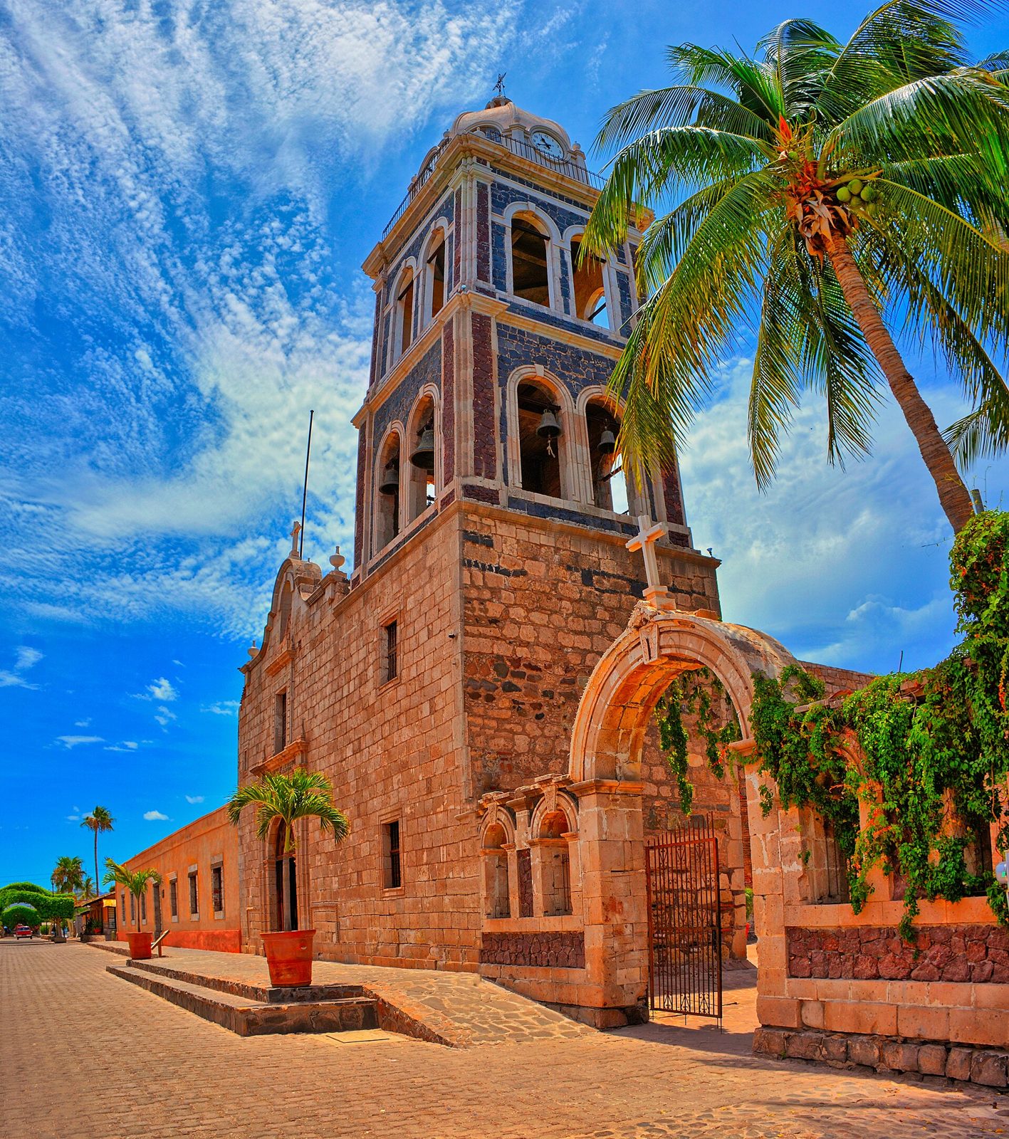 La misión de Nuestra Señora de Loreto, en el centro del pueblo
